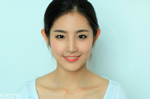 tiffany和pony酒紅色眼妝教程 化妝所需產品