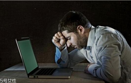 熬夜后吐血是怎么回事？疾病是主因