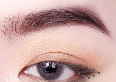 早春流行色綠色眼妝教程 非常有心機的一招