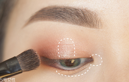 如何化妝使眼睛變大？落日線放大雙眼