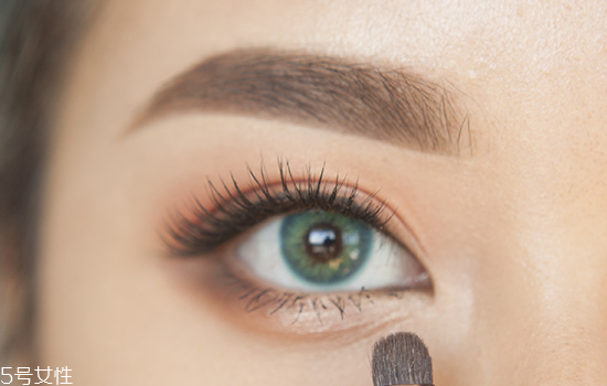 如何化妝使眼睛變大？落日線放大雙眼