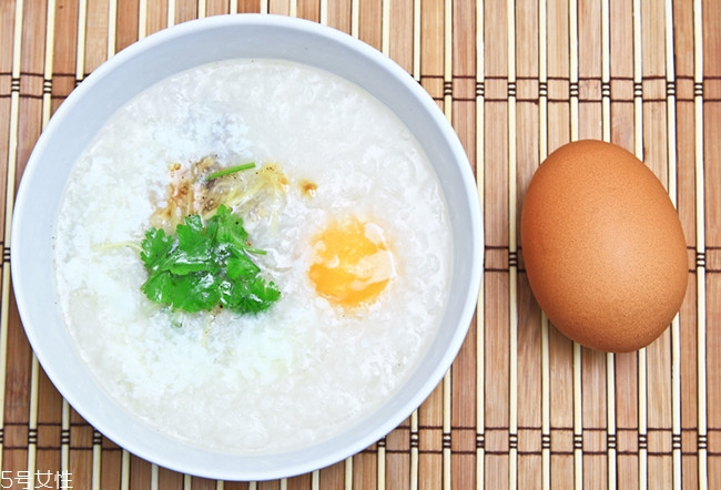 單杠懸垂能長高嗎？教你長高秘訣