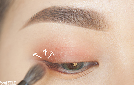 如何化妝使眼睛變大？落日線放大雙眼
