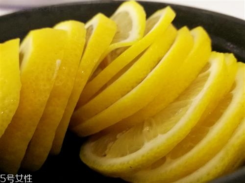 冰糖燉檸檬的功效有哪些？冰糖燉檸檬好處多多