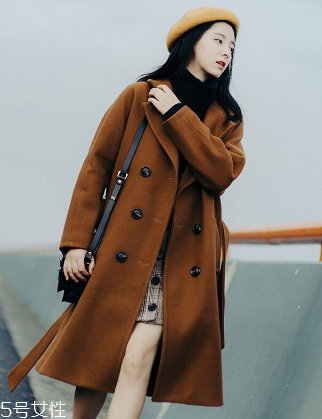 純色呢大衣怎么搭配？這樣搭美到?jīng)]朋友