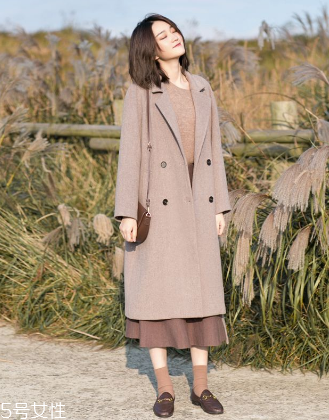 純色呢大衣怎么搭配？這樣搭美到?jīng)]朋友