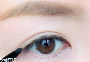 眼線膠筆怎么用？圖解眼線膠筆的畫法