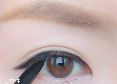 眼線膠筆怎么用？圖解眼線膠筆的畫法