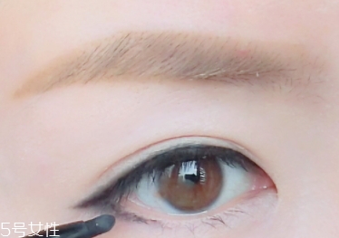 眼線膠筆怎么用？圖解眼線膠筆的畫法