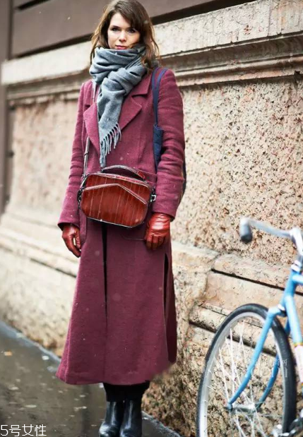 酒紅色服裝搭配技巧 今年冬天最流行的顏色 酒紅色服裝搭配技巧 今年冬天最流行的顏色