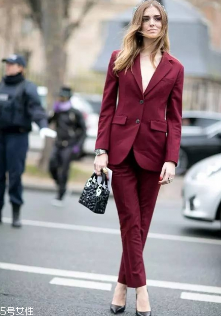 酒紅色服裝搭配技巧 今年冬天最流行的顏色 酒紅色服裝搭配技巧 今年冬天最流行的顏色