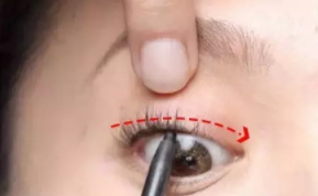 眼線膠筆怎么畫內(nèi)眼線？內(nèi)眼線四部曲圖解