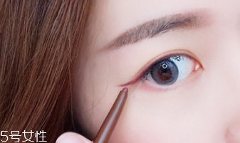 眼線膠筆和眼線膏的區(qū)別 質(zhì)感和用法不同 眼線膠筆和眼線膏的區(qū)別 質(zhì)感和用法不同