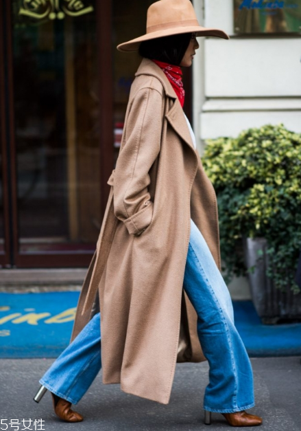 卡其色大衣配什么顏色圍巾？小搭配大心機(jī)