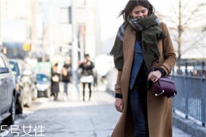 卡其色大衣配什么顏色圍巾？小搭配大心機(jī)