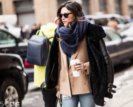 卡其色大衣配什么顏色圍巾？小搭配大心機(jī)