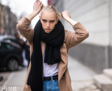 卡其色大衣配什么顏色圍巾？小搭配大心機(jī)