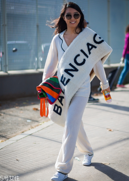 皮草披肩怎么搭配？分分鐘撩倒男神