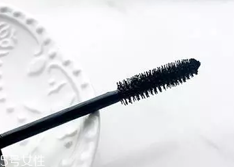 睫毛膏如何避免結(jié)塊？不要z形涂抹