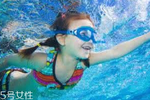 游泳時(shí)為什么尿意更重？心理生理雙重原因