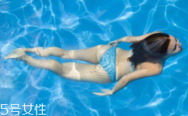 游泳時(shí)為什么尿意更重？心理生理雙重原因