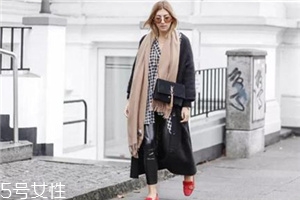 2018年流行什么款式圍巾？你與時(shí)髦之間只差它了