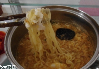 辛拉面多少錢一包？辛拉面價(jià)格有點(diǎn)偏貴