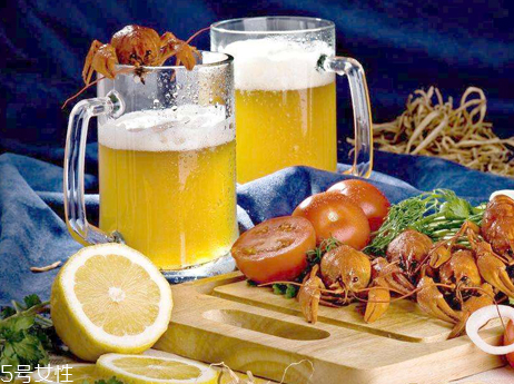 喝啤酒會豐胸嗎？不建議喝啤酒來豐胸