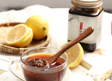 冰糖燉檸檬要燉多久 8到10小時(shí)為宜 冰糖燉檸檬要燉多久 8到10小時(shí)為宜