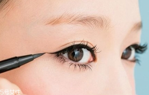 眼線液時(shí)間久變干怎么辦？眼線液筆美麗小貼士