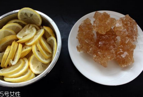 冰糖燉檸檬要燉多久 8到10小時(shí)為宜 冰糖燉檸檬要燉多久 8到10小時(shí)為宜