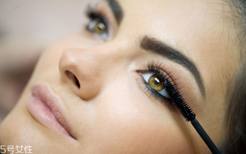 戴假睫毛可以不刷睫毛膏嗎？長(zhǎng)期佩戴假睫毛的危害