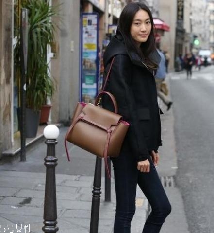 celine鯰魚(yú)包怎么打開(kāi)？個(gè)大量輕難怪超模都愛(ài)它