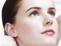 粉底液為什么溶妝？出油稀釋妝容