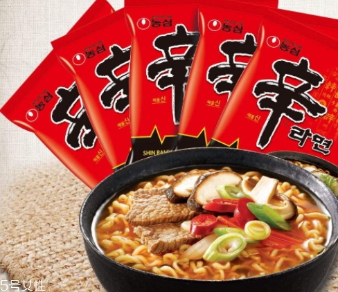 辛拉面和火雞面哪個好吃哪個更辣？