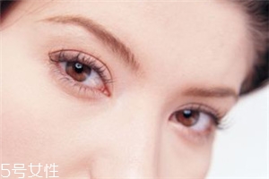 割雙眼皮可能出現(xiàn)的癥狀 割雙眼皮秋季好因?yàn)殛?yáng)光弱