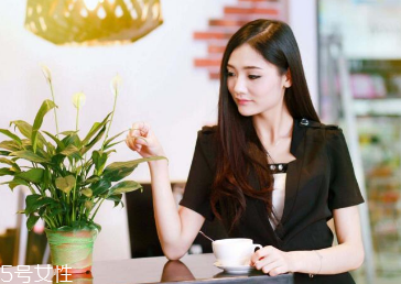 怎么選擇適合自己的襯衫？穿對了顯年輕