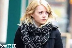 牛角扣大衣配什么褲子？教你穿出最美學(xué)院風(fēng)