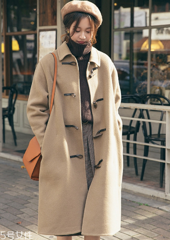 牛角扣大衣配什么褲子？教你穿出最美學(xué)院風(fēng)