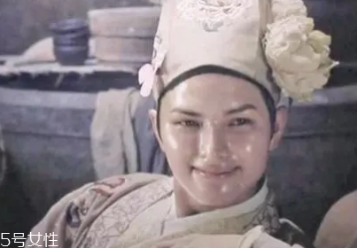 新手適合用什么高光？粉色珠光最好