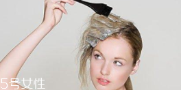 染發(fā)前為什么不能洗頭？洗掉了油脂保護膜