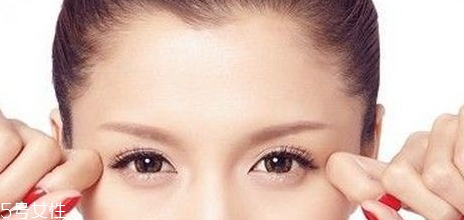 假睫毛是貼在上面還是下面？貼假睫毛的常見(jiàn)錯(cuò)誤