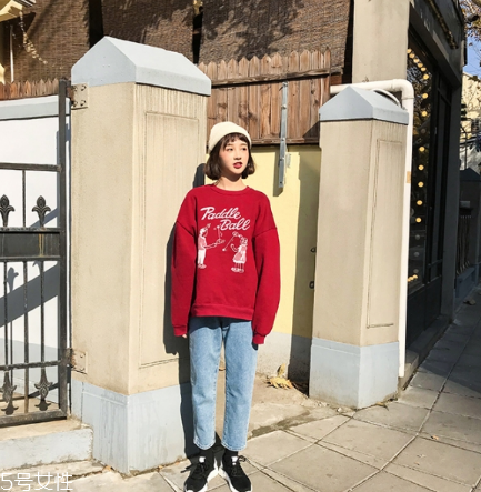 紅色衛(wèi)衣配什么褲子？休閑時尚兩不誤