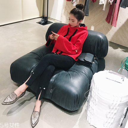 紅色衛(wèi)衣配什么褲子？休閑時尚兩不誤