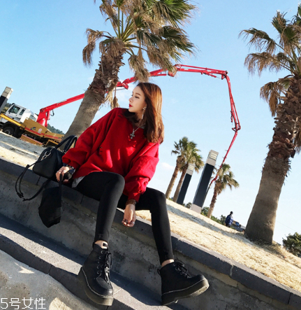 紅色衛(wèi)衣配什么褲子？休閑時尚兩不誤