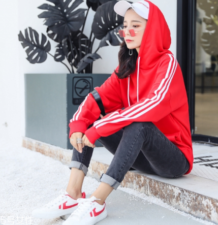 紅色衛(wèi)衣配什么褲子？休閑時尚兩不誤