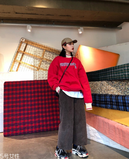 紅色衛(wèi)衣配什么褲子？休閑時尚兩不誤