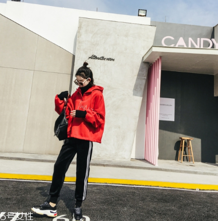 紅色衛(wèi)衣配什么褲子？休閑時尚兩不誤