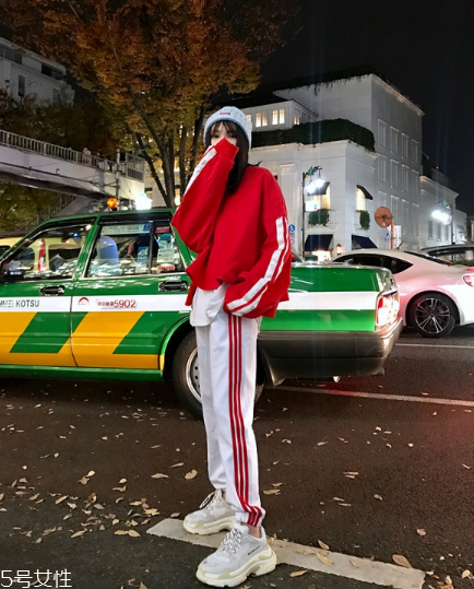 紅色衛(wèi)衣配什么褲子？休閑時尚兩不誤