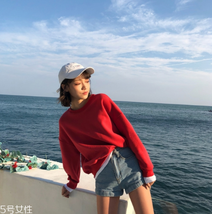 紅色衛(wèi)衣配什么褲子？休閑時尚兩不誤